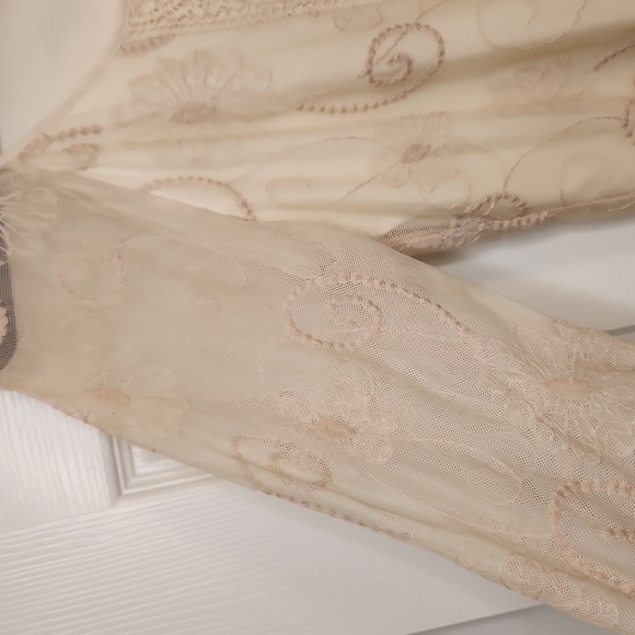 Dressbarn Women's Champagne Embroidered Floral Lace Blouse Size S - Picture 5 of 16